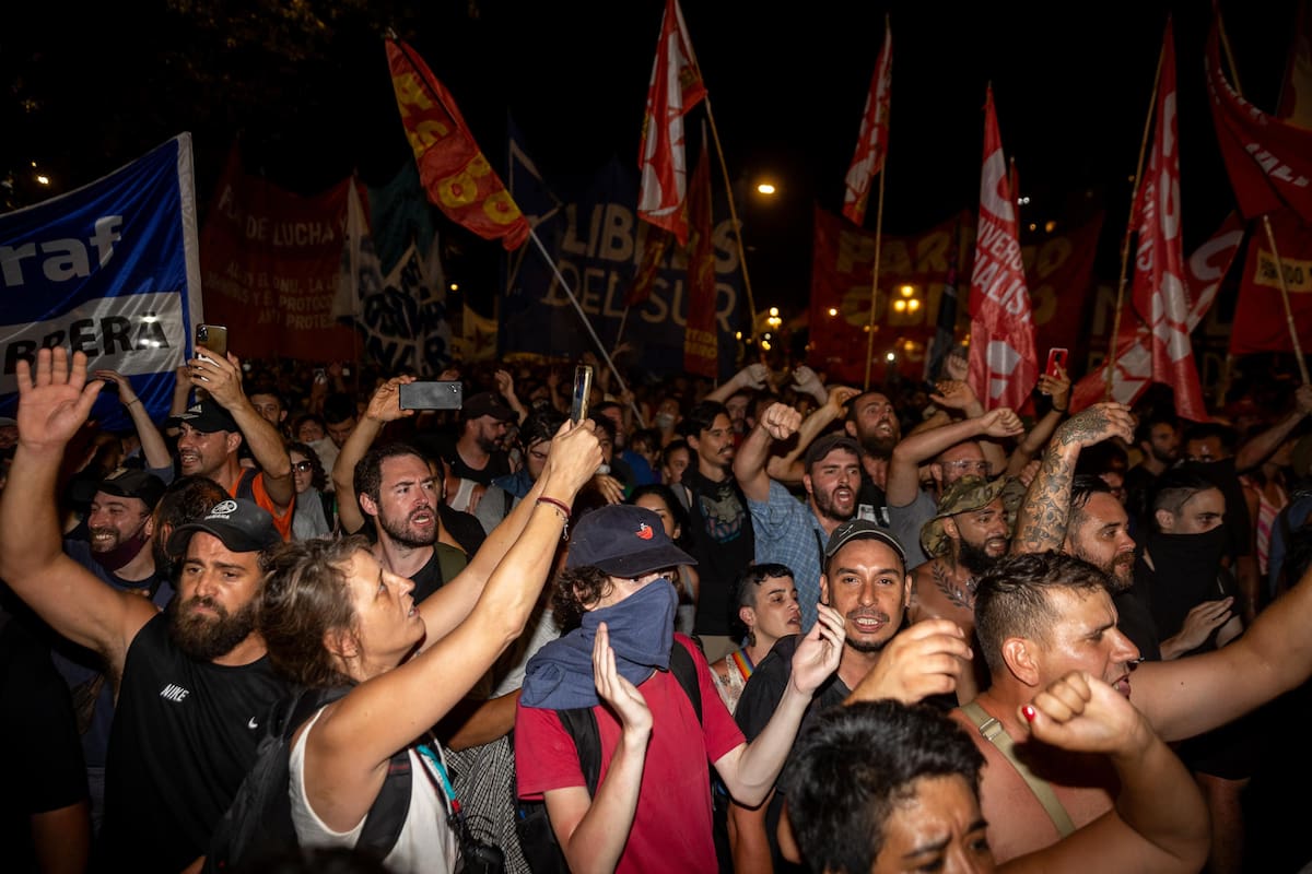 Manifestantes y fuerzas de seguridad afuera del Congreso, al finalizar la primera jornada por el debate de la "Ley Ómnibus"