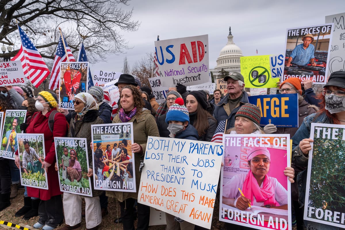 Manifestantes y legisladores protestan contra el presidente Donald Trump y su aliado Elon Musk por trastocar al gobierno federal, lo que incluye el desmantelamiento de la Agencia de Estados Unidos para el Desarrollo Internacional (USAID, por sus siglas en inglés), que administra ayuda exterior aprobada por el Congreso, en Washington, el 5 de febrero. (AP/J. Scott Applewhite)