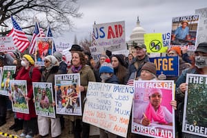 Manifestantes y legisladores protestan contra el presidente Donald Trump y su aliado Elon Musk por trastocar al gobierno federal, lo que incluye el desmantelamiento de la Agencia de Estados Unidos para el Desarrollo Internacional (USAID, por sus siglas en inglés), que administra ayuda exterior aprobada por el Congreso, en Washington, el 5 de febrero. (AP/J. Scott Applewhite)