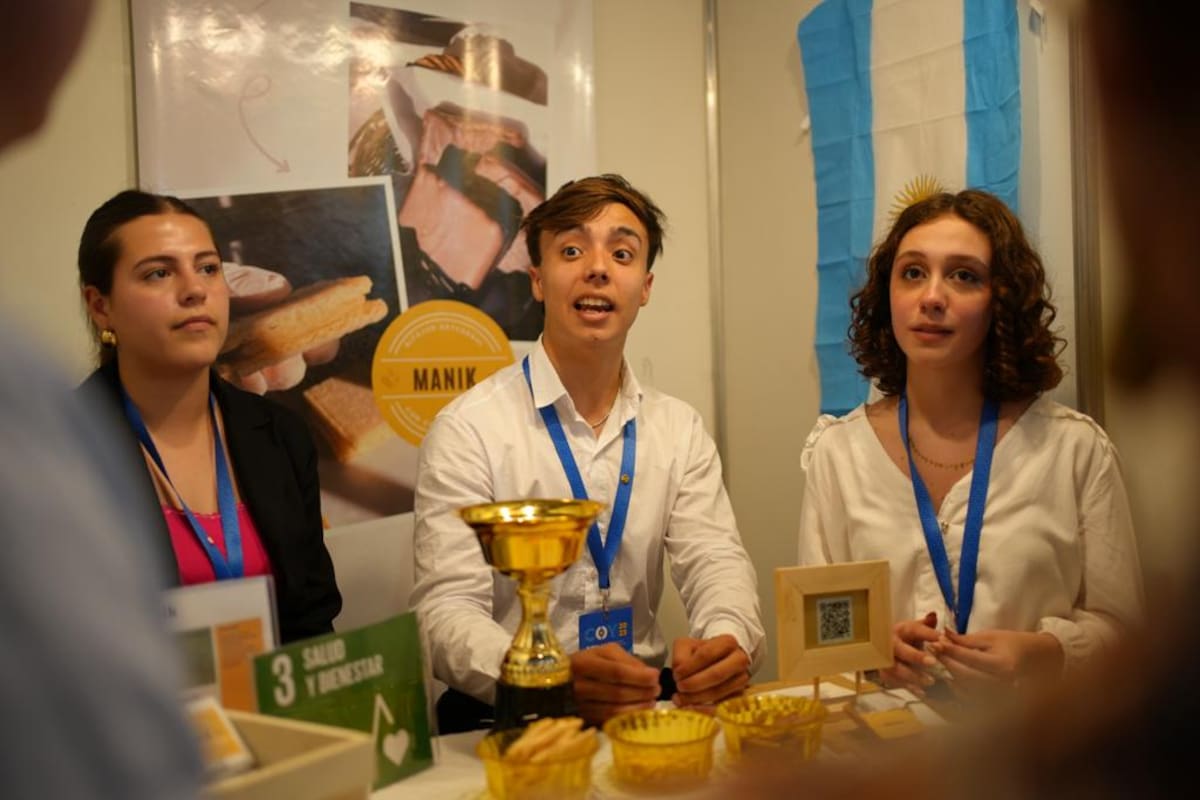 Manik es un proyecto creado por un equipo de 13 estudiantes de 5° a 7° año para producir un alfajor de galletitas de arroz, crema de maní y baño de chocolate