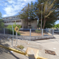 Un alumno llevó un arma a la escuela, la sacó en el aula y se le escapó un tiro