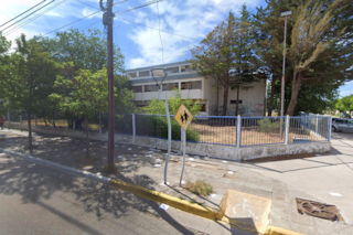 Un alumno llevó un arma a la escuela, la sacó en el aula y se le escapó un tiro