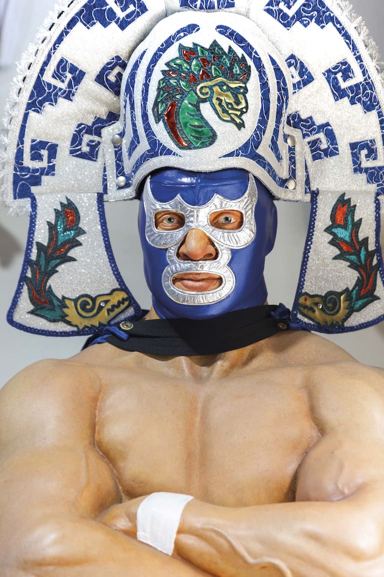 Maniquí hiperrealista de Blue Demon Jr., una de las figuras más reconocidas de la lucha libre mexicana.