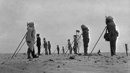 Maniquíes instalados en Argelia, antes de la tercera prueba atómica de Francia en 1960.