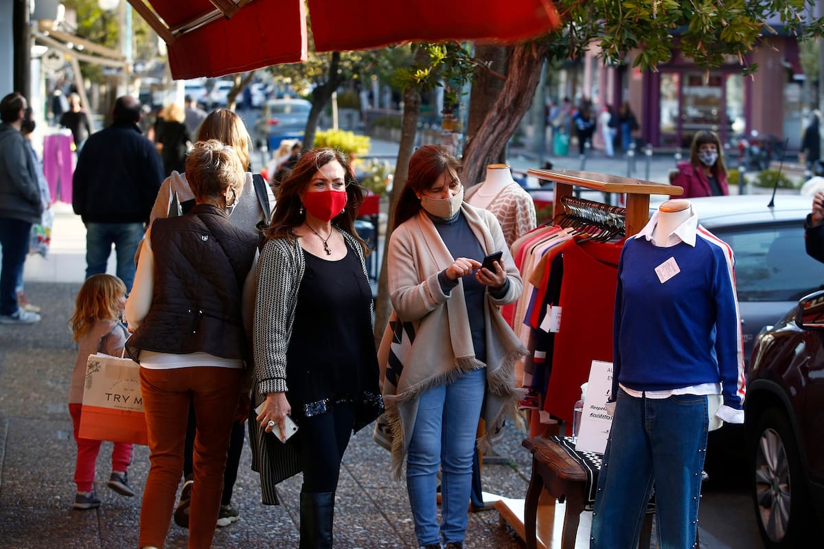 Maniquíes y perchas en la vereda, la inusual protesta de los comerciantes de Mar del Plata