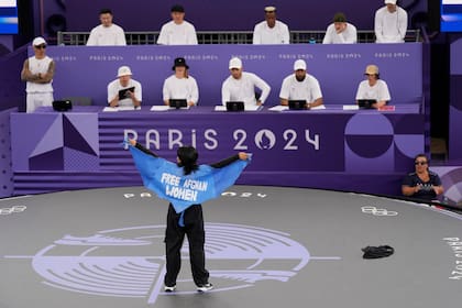 Manizha Talash, del equipo de refugiados de los Juegos Olímpicos París 2024, mostró un capa con una frase en su prueba de breakdance: "Libertad para las mujeres afganas"
