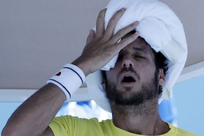 Mannarino sufre el calor
