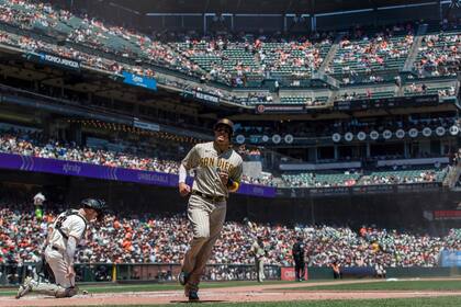 Manny Machado anota una carrera por los Padres de San Diego en el primer inning del encuentro ante los Gigantes de San Francisco, el domingo 22 de mayo de 2022, en San Francisco. (AP Foto/John Hefti)