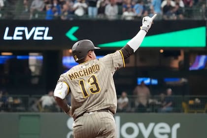 Manny Machado conecta otro jonrón y Padres vencen 2-0 a Cerveceros