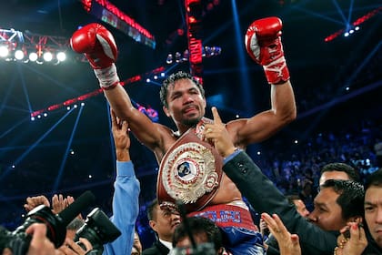 Manny Pacquiao exhibe su cinturón de campeón mundial tras derrotar a Brandon Ríos en la pelea por el cetro welter del OMB, el 24 de noviembre de 2013, en Macau