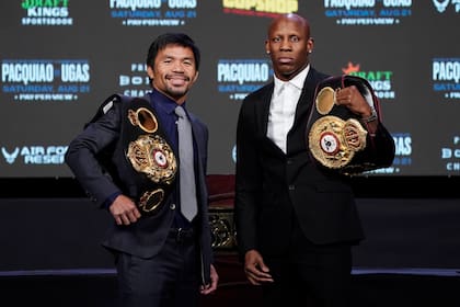 Manny Pacquiao y Yordenis Ugás posan en Las Vegas durante una presentación de su pelea de este sábado.