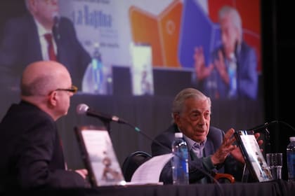 Mano a mano del escritor Jorge Fernández Díaz con el Nobel de Literatura Mario Vargas Llosa en la Feria del Libro