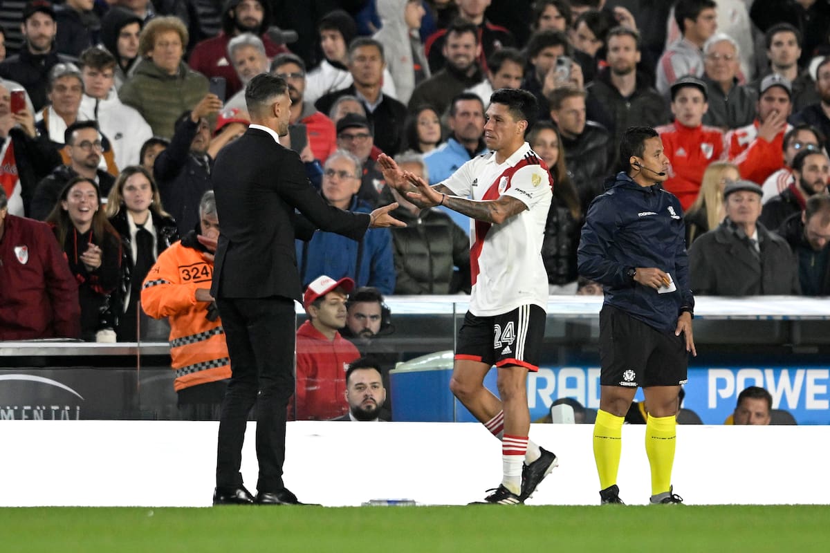 Mano a mano: Enzo Perez saluda a Martín Demichelis; el DT puso a Aliendro a su lado y cambió las bases del sistema defensivo