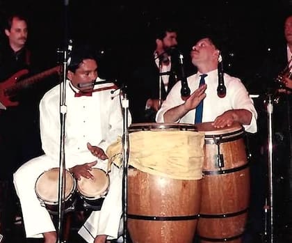 "Mano de Piedra" Durán tocando los bongó, una de sus pasiones