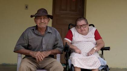 Manoel Firmino, conocido como Seu Lolô, vive con su hija Rejane, una de las pacientes con Spoan en la ciudad.