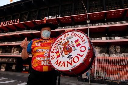 Manolo el del Bombo sigue a España desde 1979 y ha visto diez mundiales, siete Eurocopa y casi 400 partidos del seleccionado; en su pueblo natal inauguró un polideportivo con su ap