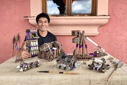 Manolo Paredes Castillo crea réplicas de armas del Age of Empires en Guatemala y las vende en todo el mundo