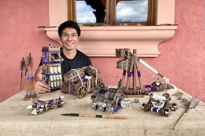 Manolo Paredes Castillo crea réplicas de armas del Age of Empires en Guatemala y las vende en todo el mundo