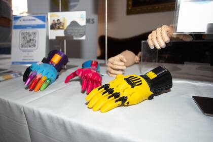 "Manos de Héroes" se encarga de proveerles manos realizadas en impresión 3D a niños y adultos que nacieron sin ellas o bien las perdieron en un accidente u operación. Cada cual puede elegir sus colores, muchos de ellos de superhéroes.