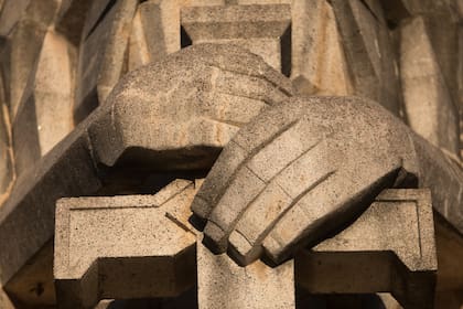 Manos y cruz de El Ángel Guardián de Francisco Salamone