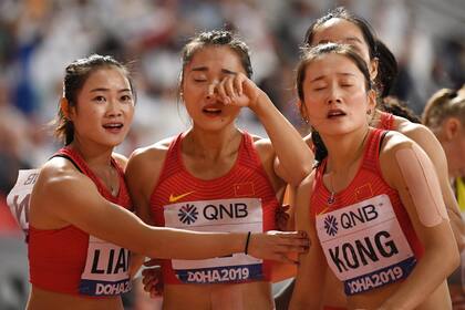 Manqi Ge (en el centro) es consolada por sus compañeras tras la fatídica carrera