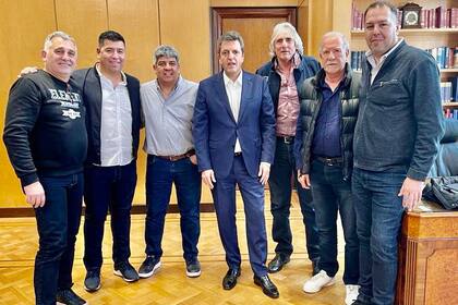 Manrique (Smata), Jerónimo (Vidrio), Moyano (Camioneros), Massa, Pérez (Camioneros), Plaini (Canillitas) y Pablo Flores (Aefip) hoy en el Ministerio de Economía