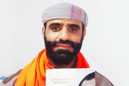Mansoor Adayfi pasó 14 años en Guantánamo y escribió un libro de memorias sobre la experiencia