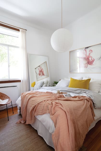 Manta rosa pálido y almohadones (Philomena Home).