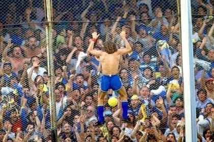 Manteca Martínez y una postal icónica: trepado del alambrado tras marcarle un gol a River en 1992
