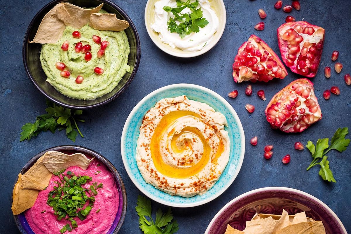 Mantecas, salsas y cremas saborizadas, ideales para untar en los festejos venideros.