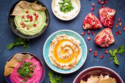 Mantecas, salsas y cremas saborizadas, ideales para untar en los festejos venideros.