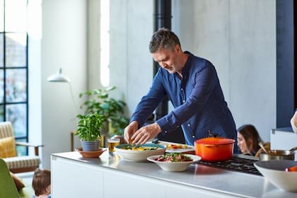 Mantén tu rutina de alimentación todos los días sin dejar muchas horas sin comer