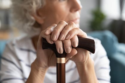 Mantener el contacto con familiares y amigos a través de las plataformas digitales puede ayudar a reducir el aislamiento social, un factor asociado al deterioro cognitivo