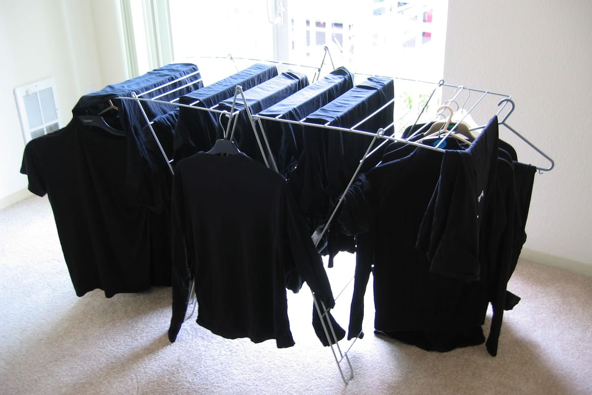 Mantener el tono de la ropa negra puede transformarse en todo un desafío