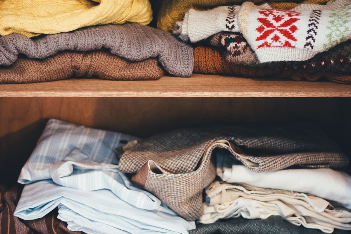 Mantener la organización de la ropa se puede volver una tarea abrumadora, especialmente en hogares con poco espacio