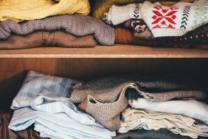 Mantener la organización de la ropa se puede volver una tarea abrumadora, especialmente en hogares con poco espacio