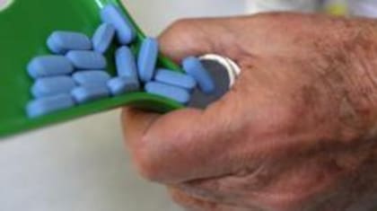 Mantener la toma constante de los medicamentos antirretrovirales es fundamental para que actúen correctamente frente al virus que causa el sida.