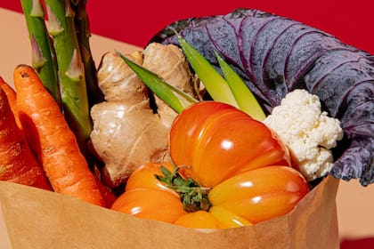 Mantener las verduras de hoja verde alejadas de los tomates, los plátanos y otras frutas que producen etileno es clave para prolongar su vida útil