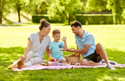 Mantener los alimentos a la temperatura adecuada mientras se disfruta de una actividad al aire libre es fundamental (Archivo)