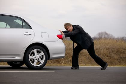 Mantener los niveles de líquido de transmisión es otro de los consejos útiles para prevenir el desgaste de la caja de cambios del auto