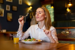 Por qué hay que cenar antes de las 21 y desayunar después de las 9