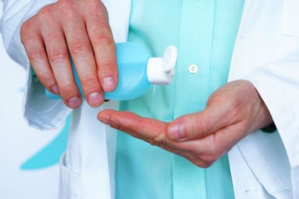 Mantener una buena higiene a la hora de manipular alimentos y cocinar adecuadamente los mismos ayudan a prevenir la bacteria maligna de la E. coli