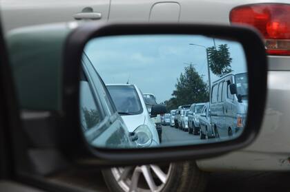 Mantener una distancia de 10 metros es clave para reducir el riesgo de accidentes en un embotellamiento.