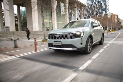 Mantiene el motor naftero 1.8 EcoBoost turbo, que entrega 185 CV y 320 Nm de torque (en imagen la versión SEL)
