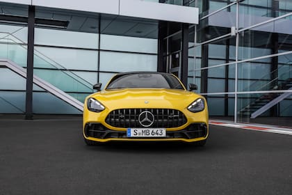 Mantiene las proporciones características de un gran turismo al tener un capó largo y habitáculo retrasado