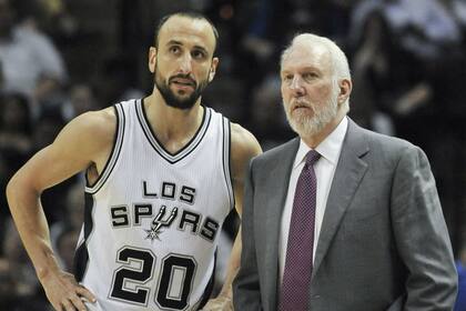 Manu con Popovich, ayer, ante Denver