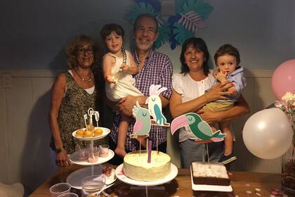 Manu, Edu, Cami y Bruni envían un mensaje a los abuelos