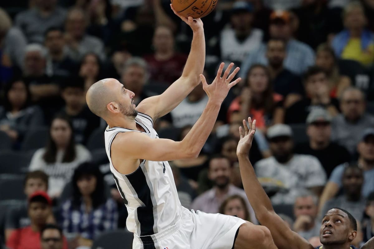 Manu en acción ante Darius Miller; el bahiense terminó con 17 puntos, una gran producción