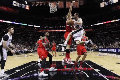 Manu en acción durante el último partido de la serie entre San Antonio y Portland