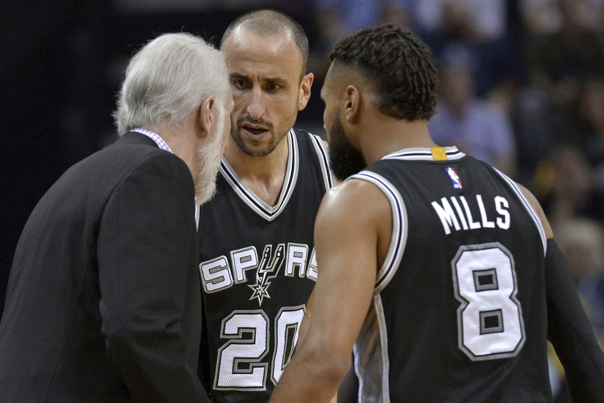 Manu en tiempo muerto con Popovich y Mills